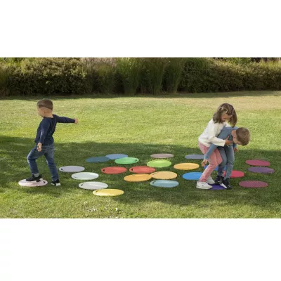 Kinder spielen, Spielplatz, Farbiges Spielmaterial, Outdoor, Grasfläche