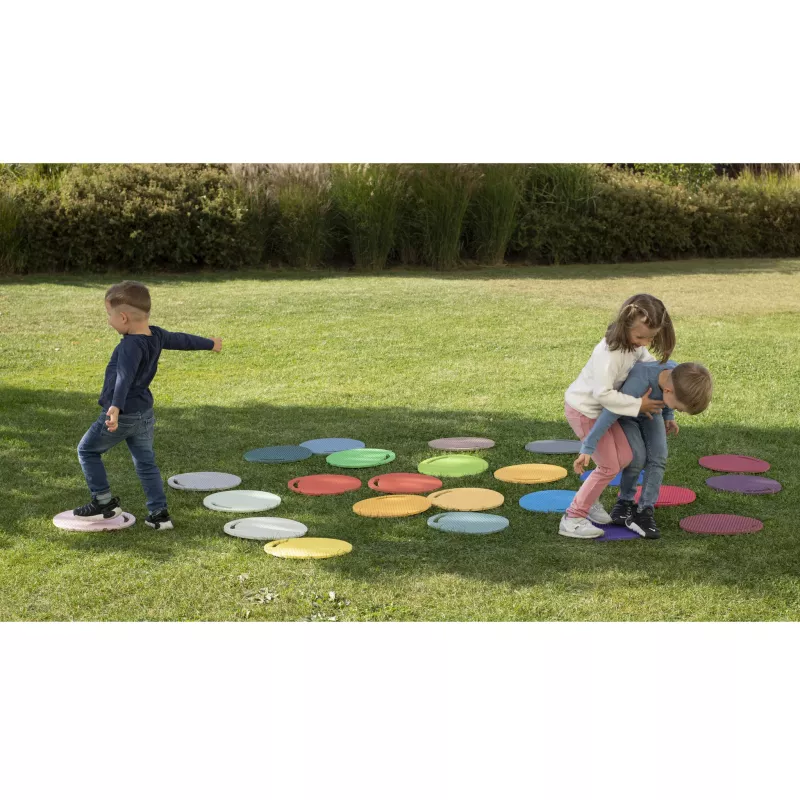 Kinder spielen, Spielplatz, Farbiges Spielmaterial, Outdoor, Grasfläche