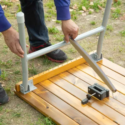 Holzplattform, Schwenkmechanismus, Metallrahmen, Holzbelag, Montagezubehör