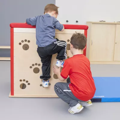 Kinderturngerät, Kletterwand, Holzstruktur, Roter Rahmen, Sportschuhe