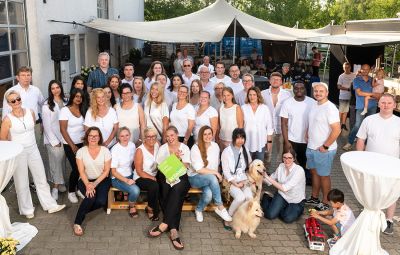 gruppenbild, menschen, weiße kleidung, outdoor event, hunde