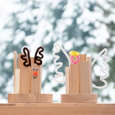 Holzbausteine, Kinderspielzeug, Requisiten, Bastelholz, Figuren mit Gesichtern