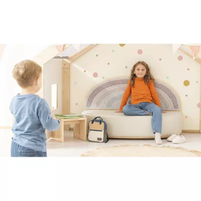 Kinderzimmer, Sitzbank, Rucksack, Orange Pullover, Jeans