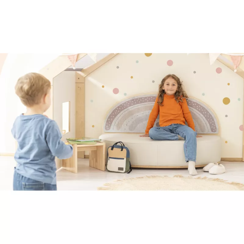 Kinderzimmer, Sitzbank, Rucksack, Orange Pullover, Jeans