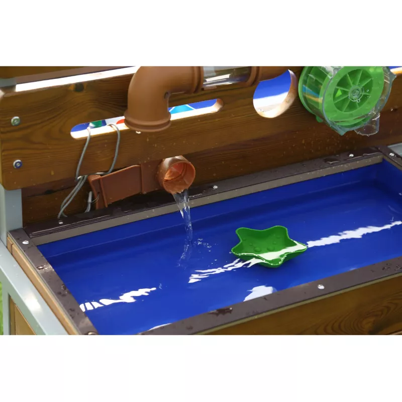 Sanitäre Installation, Wasserbehälter, Holzkonstruktion, grünes Rad, Wasserhahn