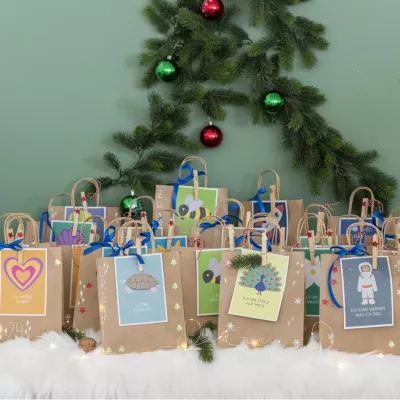 weihnachtsgeschenke, geschenktüten, tüten, baumdekoration, minimalistisch