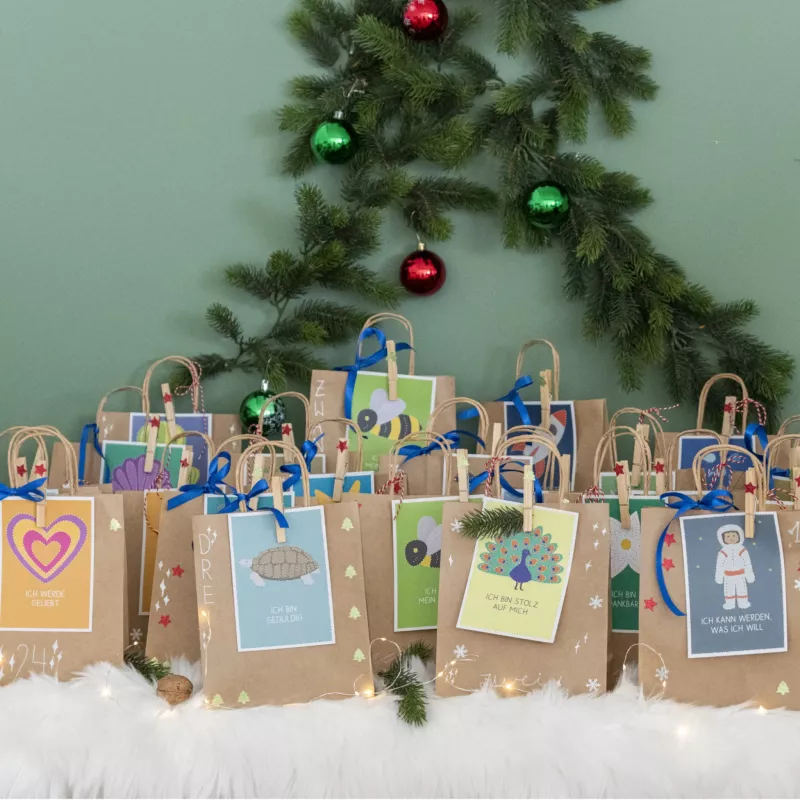 weihnachtsgeschenke, geschenktüten, tüten, baumdekoration, minimalistisch