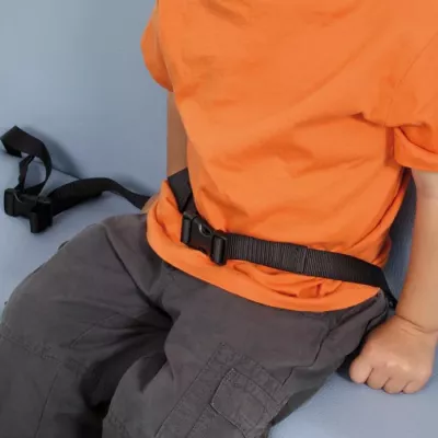 Hüftgürtel, Taillengurt, verstellbarer Gurt, Kind trägt, orangefarbenes Hemd
