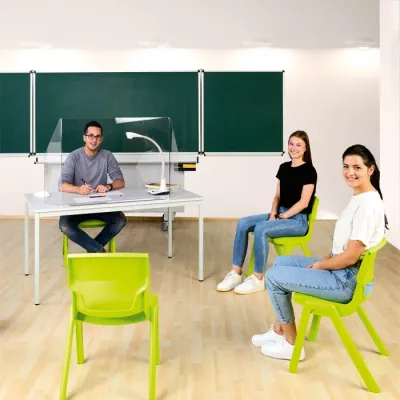 Klassenzimmer, Schüler, Klassenzimmer-Umgebung, Schreibtisch, grüne Stühle
