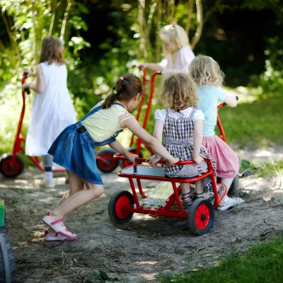 Kinderspielzeug, Schlitten, Kinderwagen, Garten, Pusteinsatz