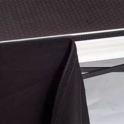 schwarzer stoff, Velours-ähnlich, Tischrock, robuste Kante, geklappte Ecke
