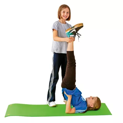 yoga mat, dehnungsübung, partnerübung, kindersport, sportaktivität