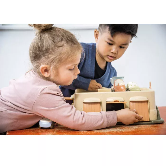 Kinder spielen, Spielzeugauto, Holzspielzeug, Kinderbus, Fahrzeugset