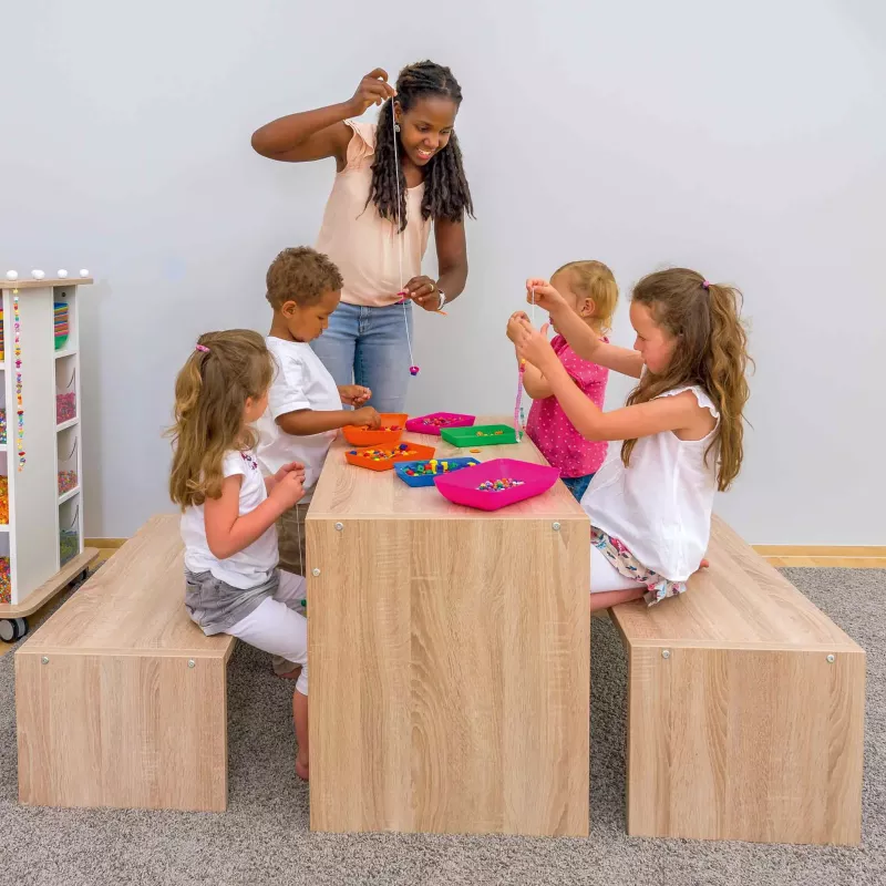 Kindergruppe, Sortierspiel, Perlenketten, Holztablett, Kinderzimmer