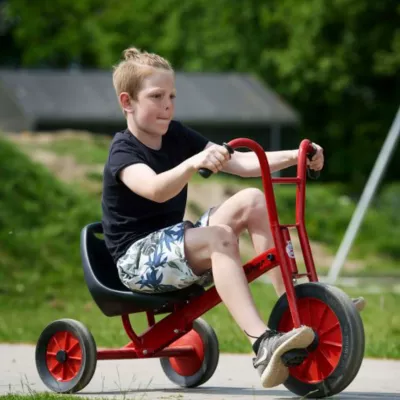 Kinderfahrzeug, Rennrad-ähnliches Dreirad, rote Stahlkonstruktion, Schlanke Griffe, Pedale aus Gummi
