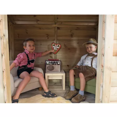 Kinderzimmer, Radio, Holztisch, Sessel, Hemd?