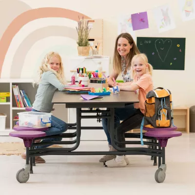 Kinderatelier, Tischgruppe, Kunstbedarf, Bunte Marker, Schulrucksack