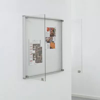 Glaswand, Schaukasten, Präsentationswand, Plexiglas-Tür, Montageblech