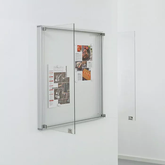 Glaswand, Schaukasten, Präsentationswand, Plexiglas-Tür, Montageblech
