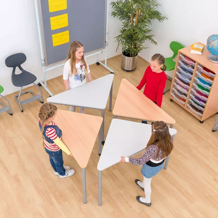 Klassenzimmer, Schüler, Dreieckige Tische, Kinder, Klassenzimmer-Aufbau