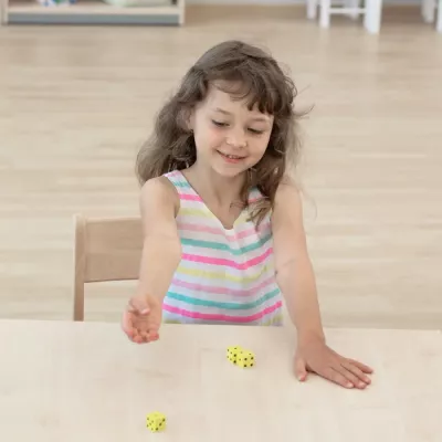 kind, child, würfel, gestreiftes shirt?