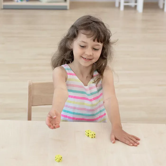 kind, child, würfel, gestreiftes shirt?