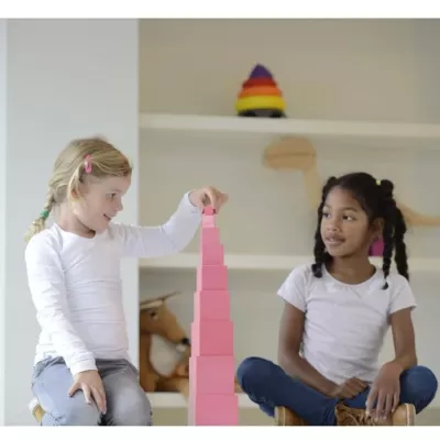 Kinder, Blockturm, pinkfarbene Bausteine, Spielzeit, Bausteine stapeln