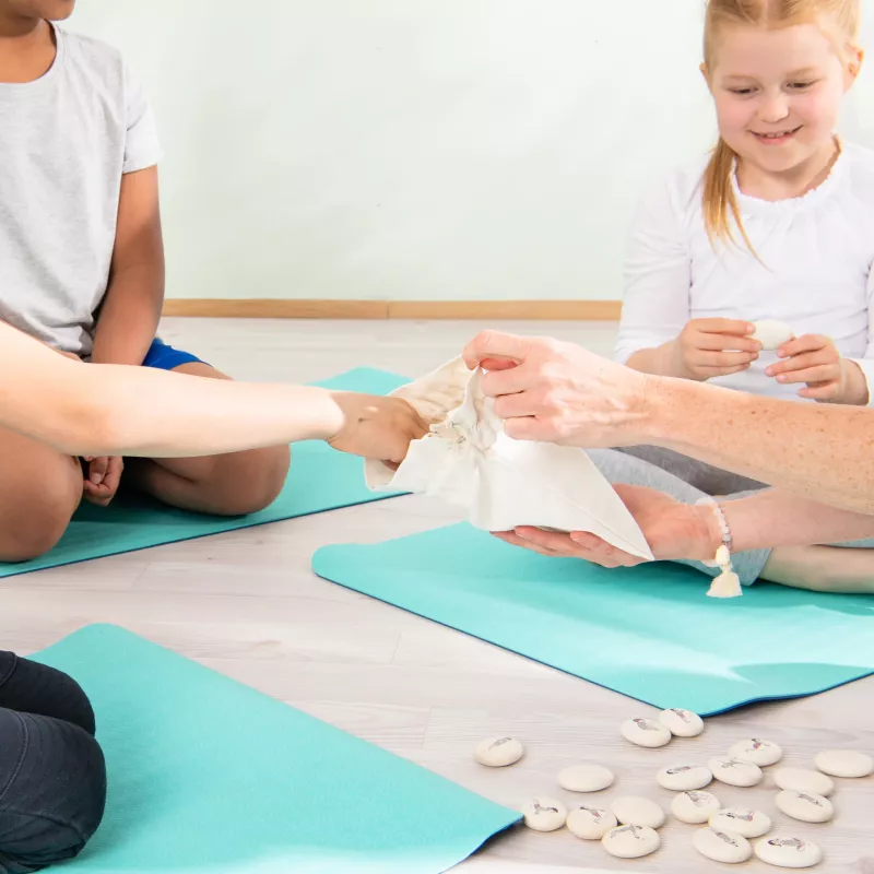 yoga mat, kinder, steine, stoff, weiß