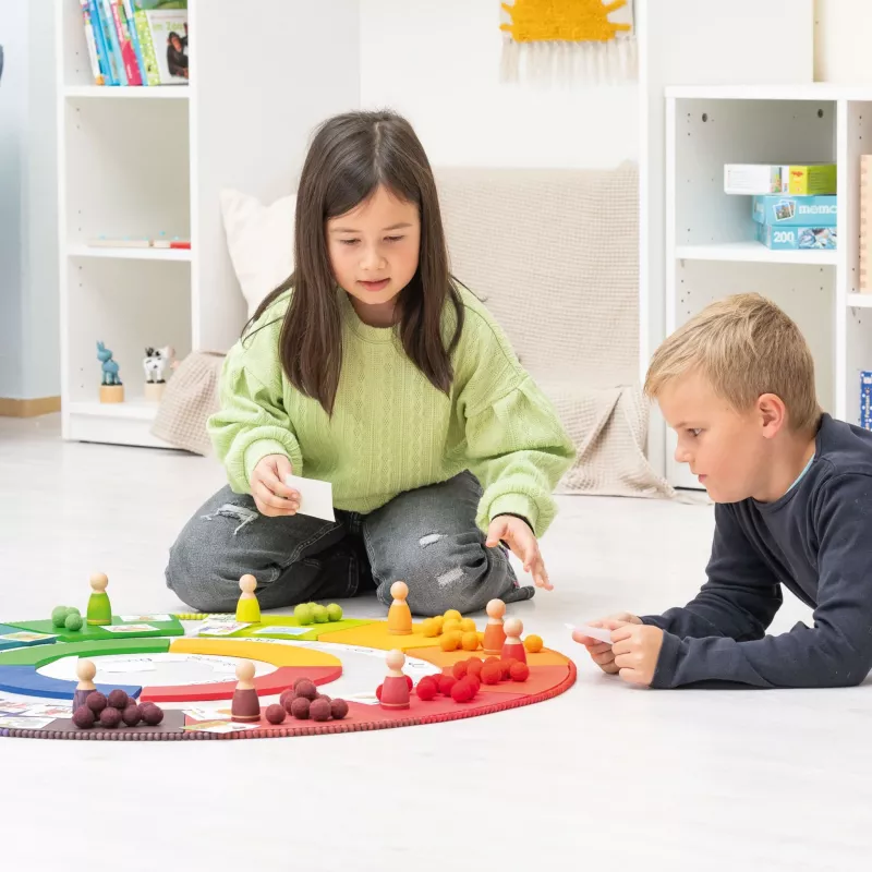 Brettspiel, bunte Spielsteine, Kinder spielen, Brettspiel-Set, Spielbrett