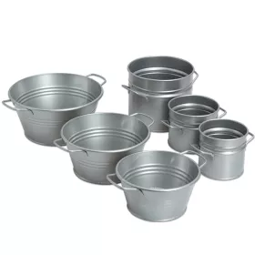 Metallschüsseln Sand und Matsch