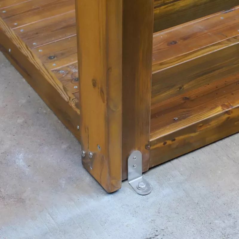 Holztreppe, Holzstufe, Holzpfosten, Metallhalter, Verankerung