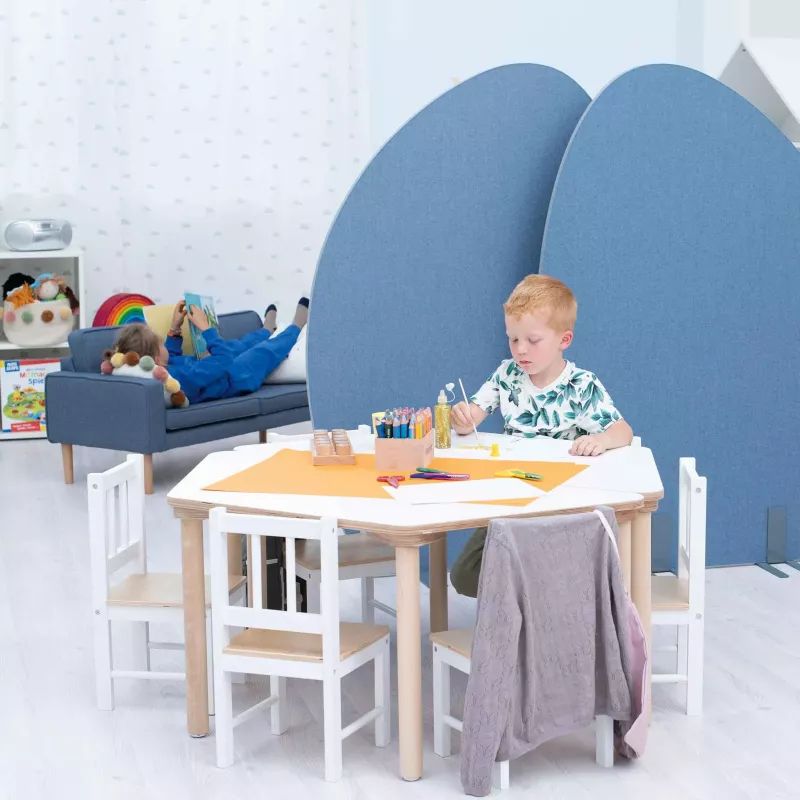 Kinderhaustisch, Kunststation, Buntstifte, Orangene Papier, blaues Zimmer