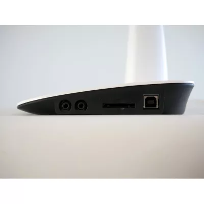 Lautsprecher, Audioanschluss, SD-Kartensteckplatz, USB-Anschluss, schwarze Unterseite
