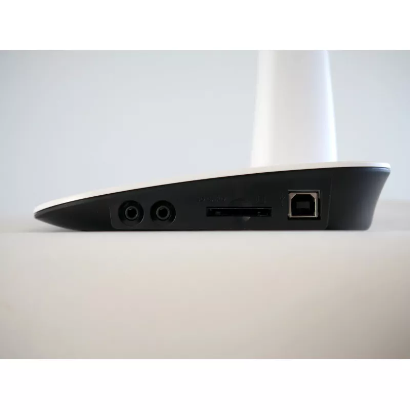 Lautsprecher, Audioanschluss, SD-Kartensteckplatz, USB-Anschluss, schwarze Unterseite