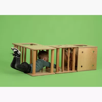 Puppenbett, Holzspielzeug, Kinderfiguren, Käfig/Versteck, Grüner Hintergrund