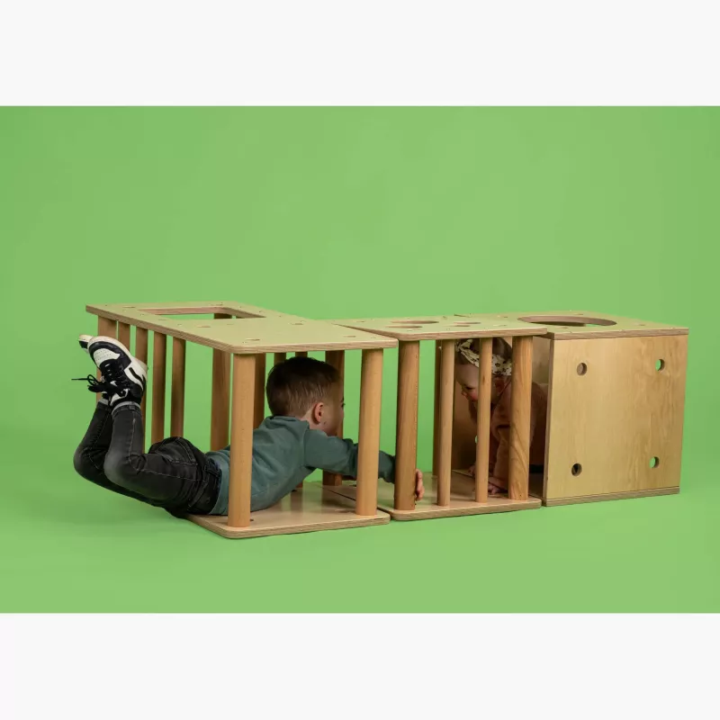 Puppenbett, Holzspielzeug, Kinderfiguren, Käfig/Versteck, Grüner Hintergrund