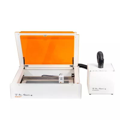 Laser cutter, begrenzter Schneidetisch, orangenes Deckel, Staubabsaugung, Desktop-Laser