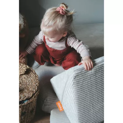 Kinderoutfit, Latzhose, Vorratsfarben rot, Samt/Struktur, Haargummi pink