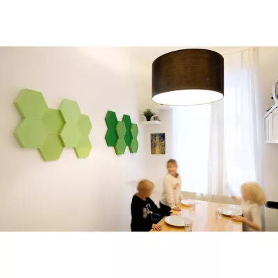 wandlautsprecher, sechseckige wanddekoration, wandpaneel, grüne wandakzente, runder lampe