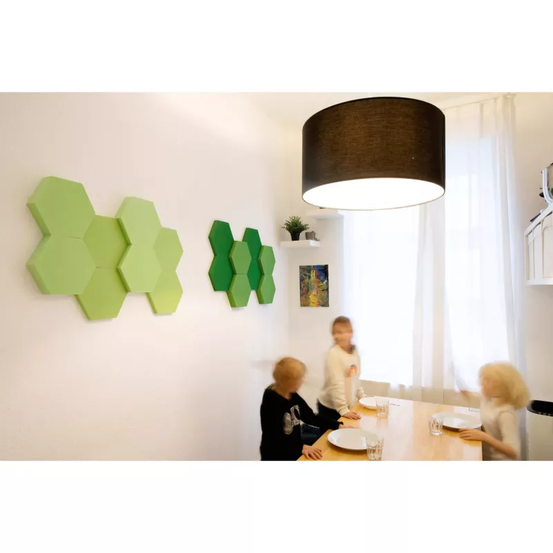 wandlautsprecher, sechseckige wanddekoration, wandpaneel, grüne wandakzente, runder lampe