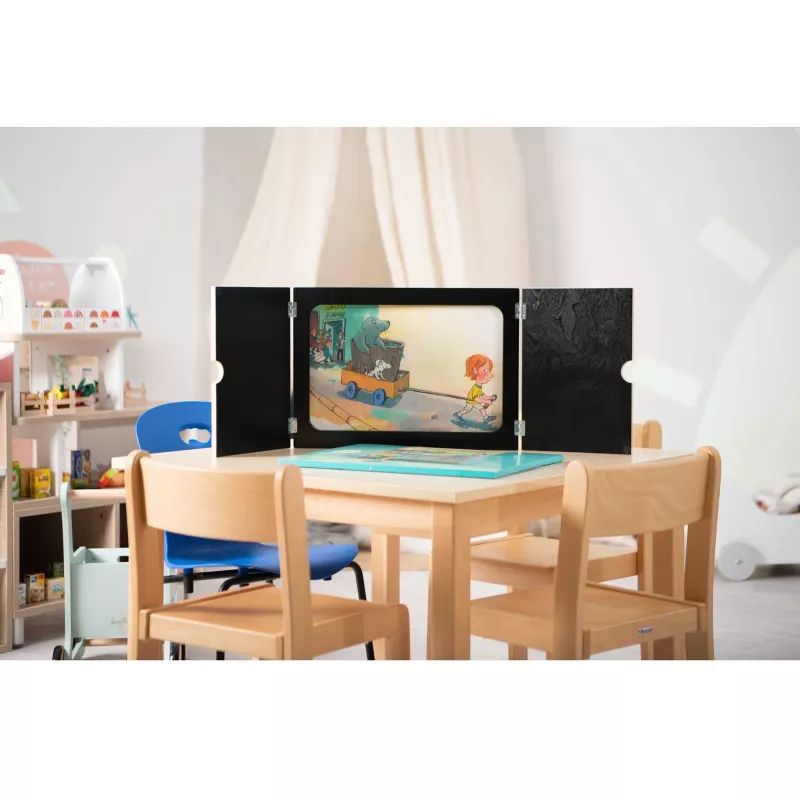 Kinderzimmer, Spielzimmer, Kinderstuhl, Holztisch, Lichtbildschirm