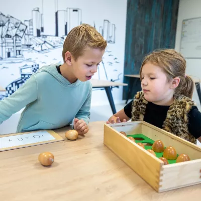 Kinderspiel, Holz-Spielzeug, Eier-Spiel, Holzbox, Lernspiel