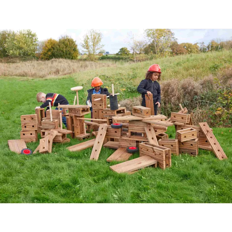 Holzbausteine, Konstruktionsspielzeug, Holzkästen, Spielplatz, Kinder spielen