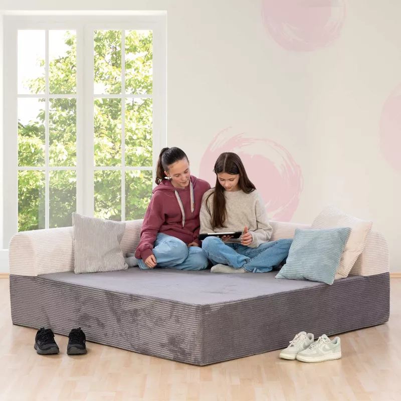 Sofa-Bett, Kinder-Lounge, graues Sofa, Kissen, Schuhe