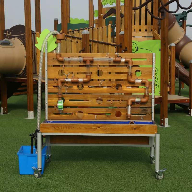 Spielplatz, Holzkonstruktion, Rohrleitungen, Tunnel, Außenanlage
