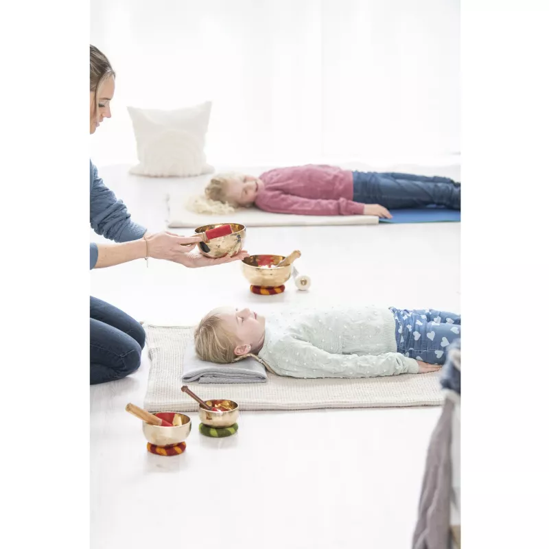 Yoga-Matten, Kinder-Yoga, Meditation, Kupfer Klangschalen, Kind liegend