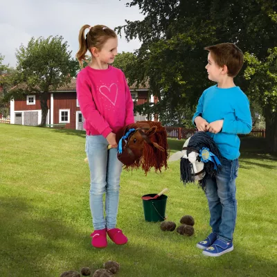 Kids, Pony-Spielzeug, Stoffpferd, Spielszene, Gras im Freien