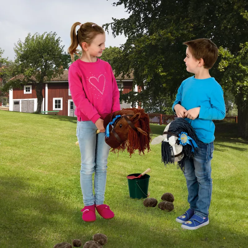 Kids, Pony-Spielzeug, Stoffpferd, Spielszene, Gras im Freien