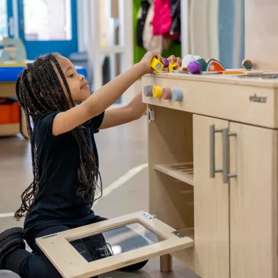 kindergarten furniture, holzspielküche, spielküche, bunte knöpfe, kinderspielhöhe