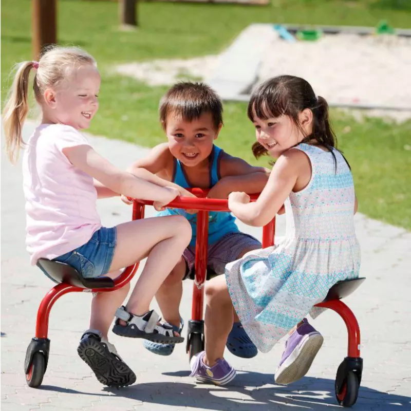 Kinder Spielgerät, Dreirad, Outdoor Spielplatz, Kinderfahrzeug, Sommeroutfit